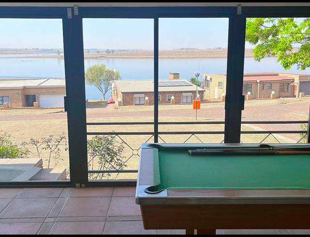 3 BEDROOM HOUSE FOR SALE IN BRONKHORST BAY
